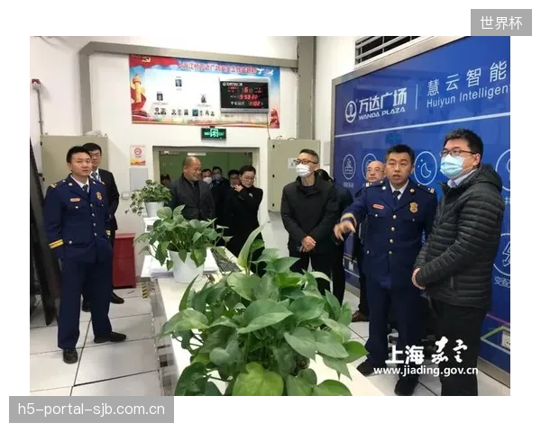 部分业主为降低成本选用B1级共聚物板，这是否在大型体育馆的消防安全红线上制造了新的风险敞口？